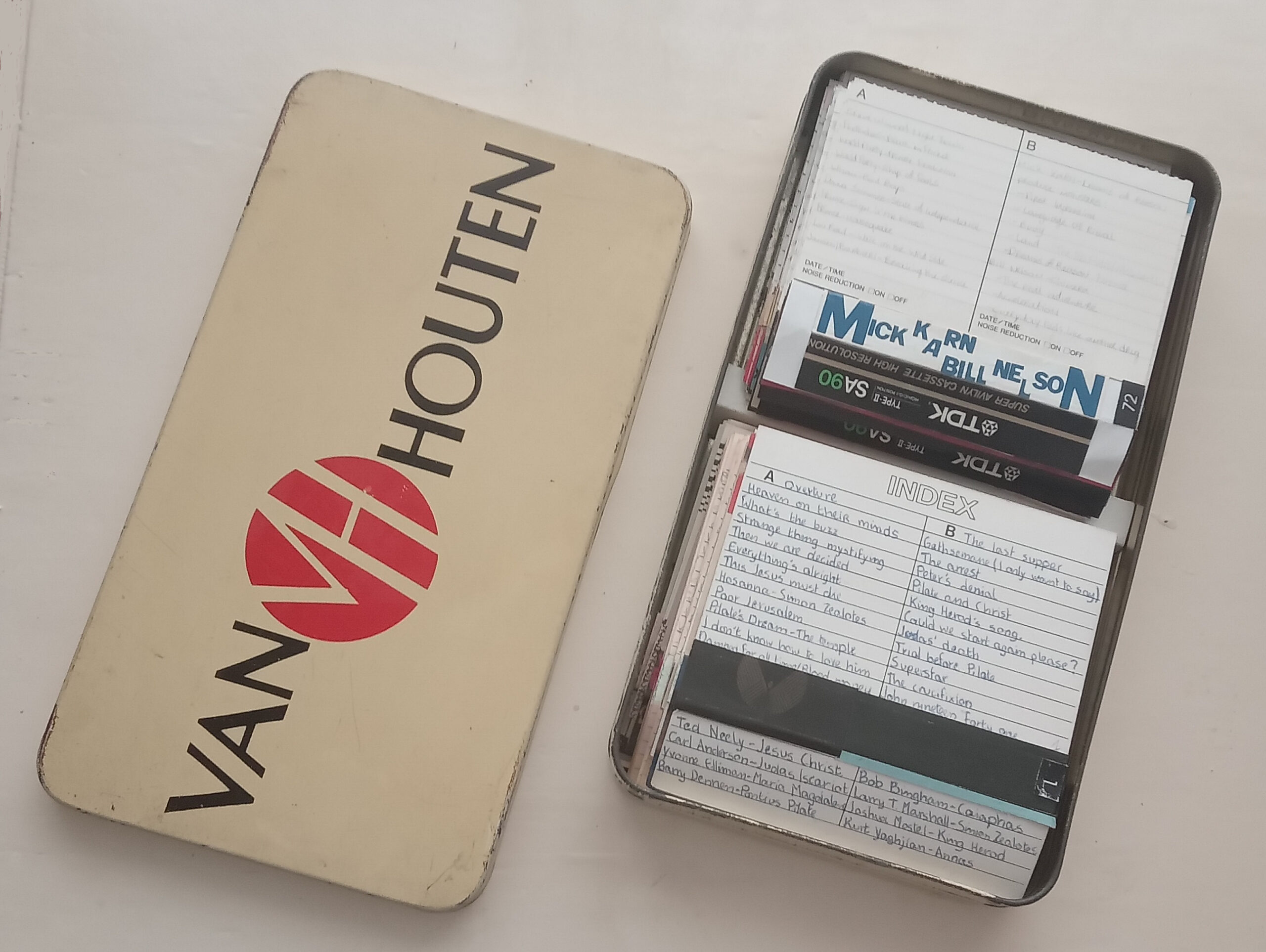 Van Houten-blik met daarin kartonnen hoesjes van cassettebandjes